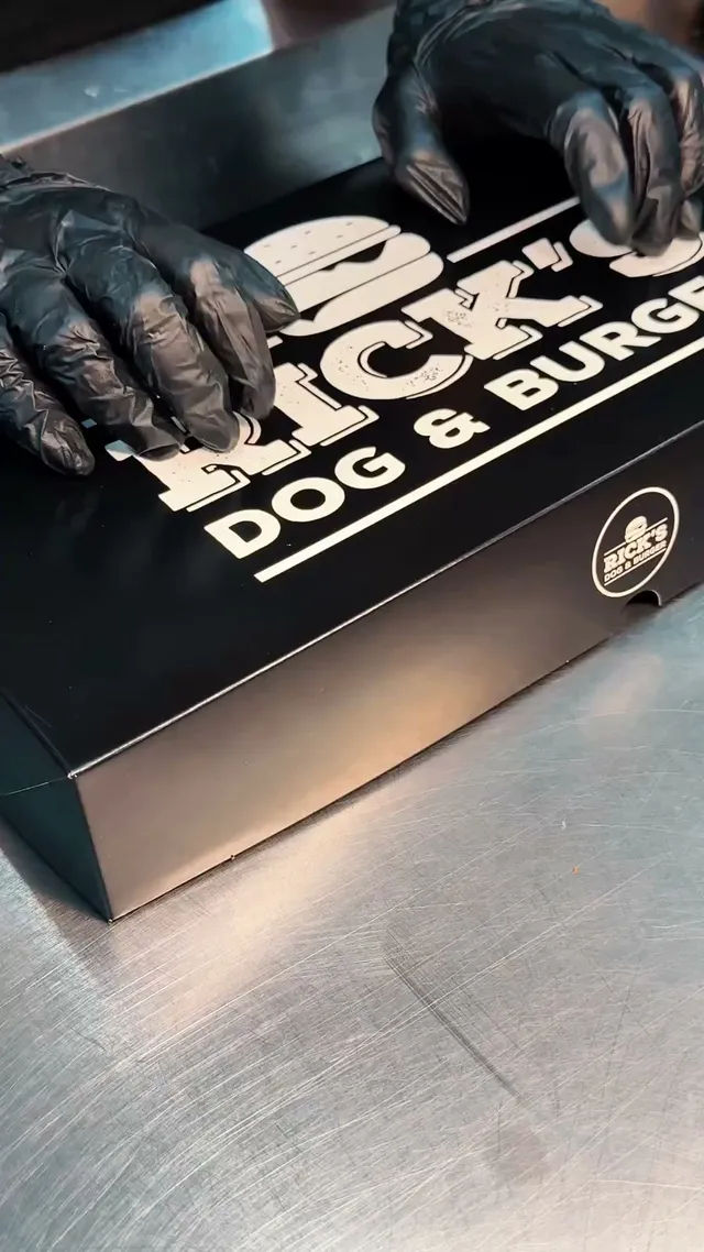 Thumbnail do vídeo: Rick's Dog & Burger